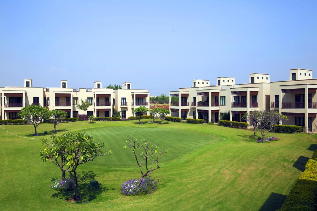 Lemon Tree Hotel, Tarudhan Valley, Manesar Gurgaon Bagian luar foto