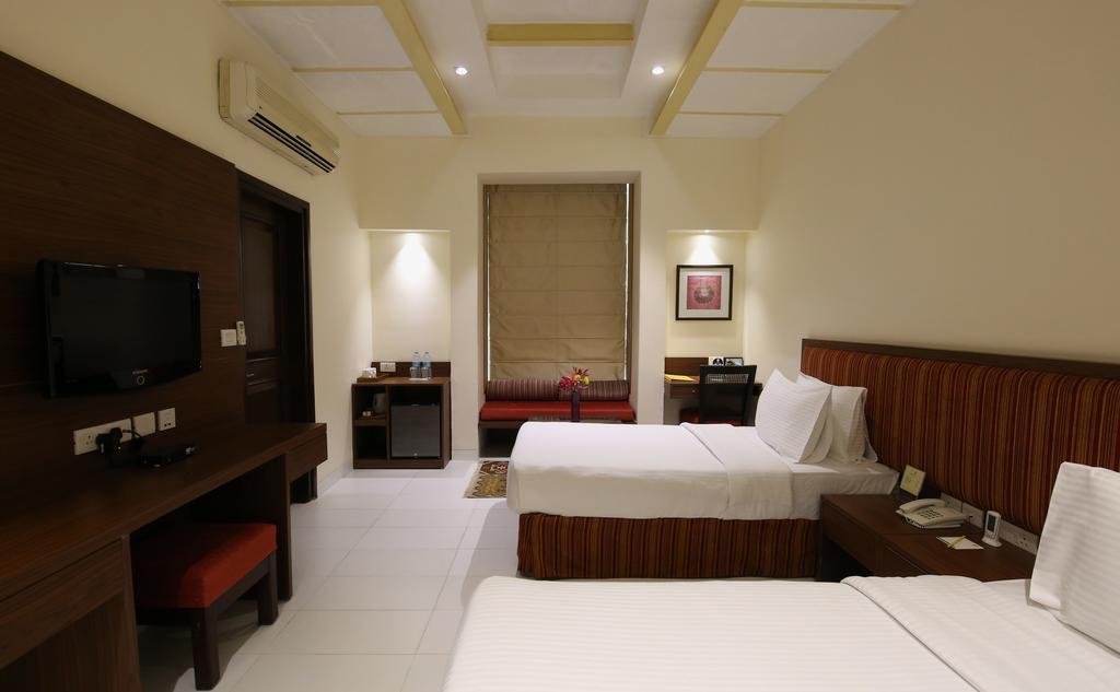 Lemon Tree Hotel, Tarudhan Valley, Manesar Gurgaon Bagian luar foto
