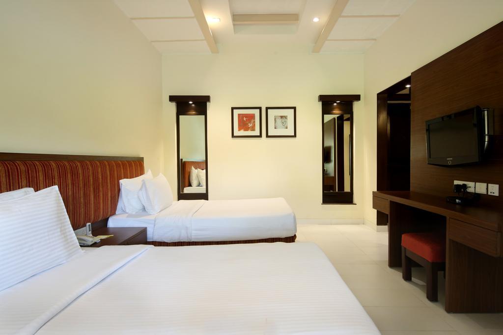 Lemon Tree Hotel, Tarudhan Valley, Manesar Gurgaon Bagian luar foto