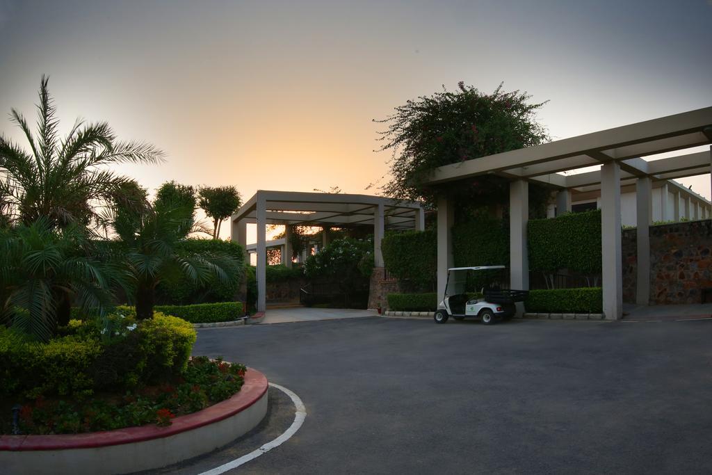 Lemon Tree Hotel, Tarudhan Valley, Manesar Gurgaon Bagian luar foto