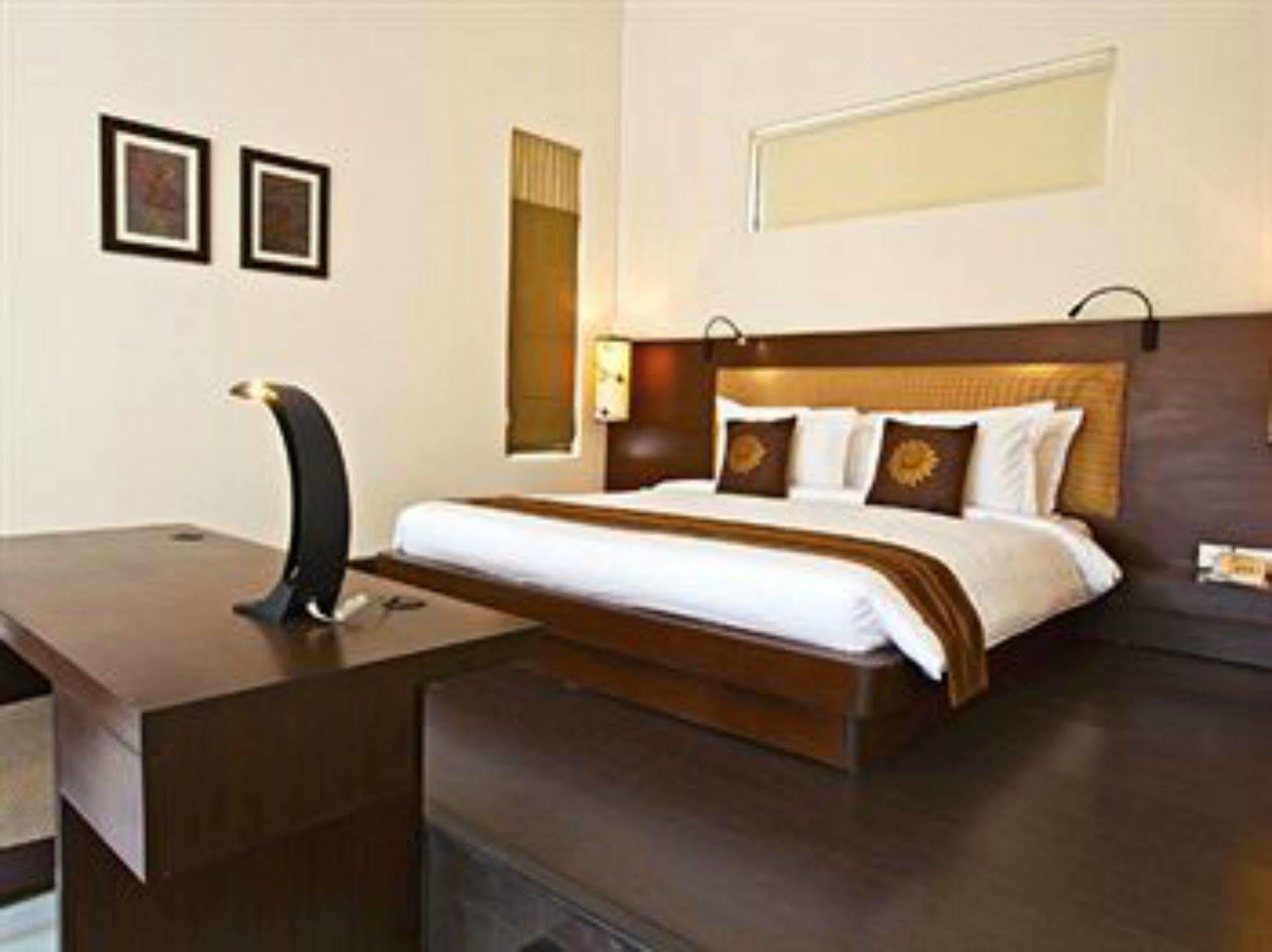 Lemon Tree Hotel, Tarudhan Valley, Manesar Gurgaon Bagian luar foto