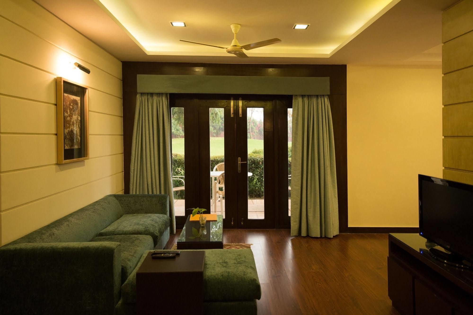Lemon Tree Hotel, Tarudhan Valley, Manesar Gurgaon Bagian luar foto