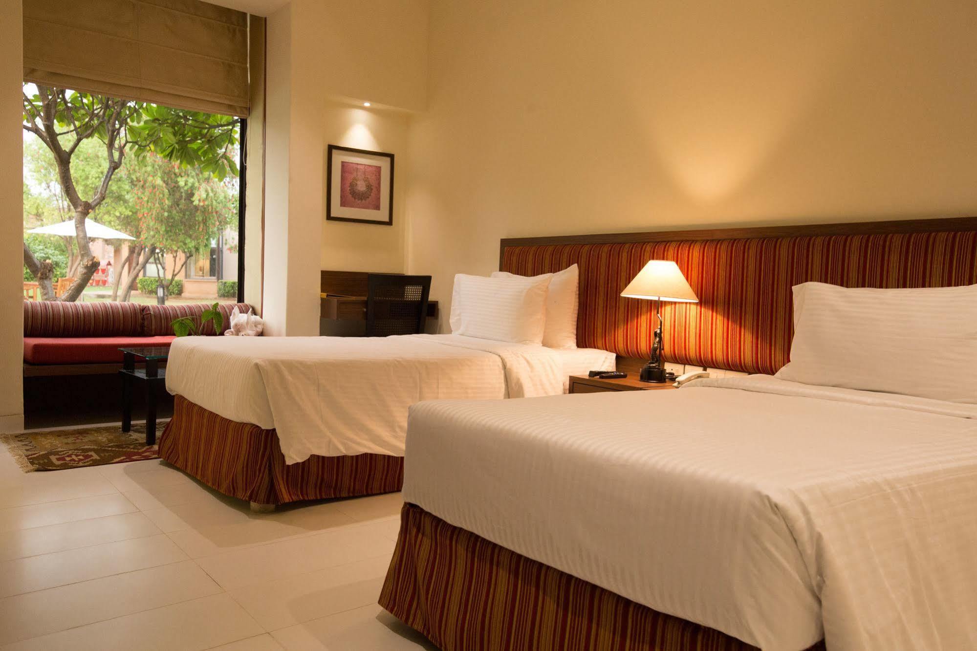 Lemon Tree Hotel, Tarudhan Valley, Manesar Gurgaon Bagian luar foto