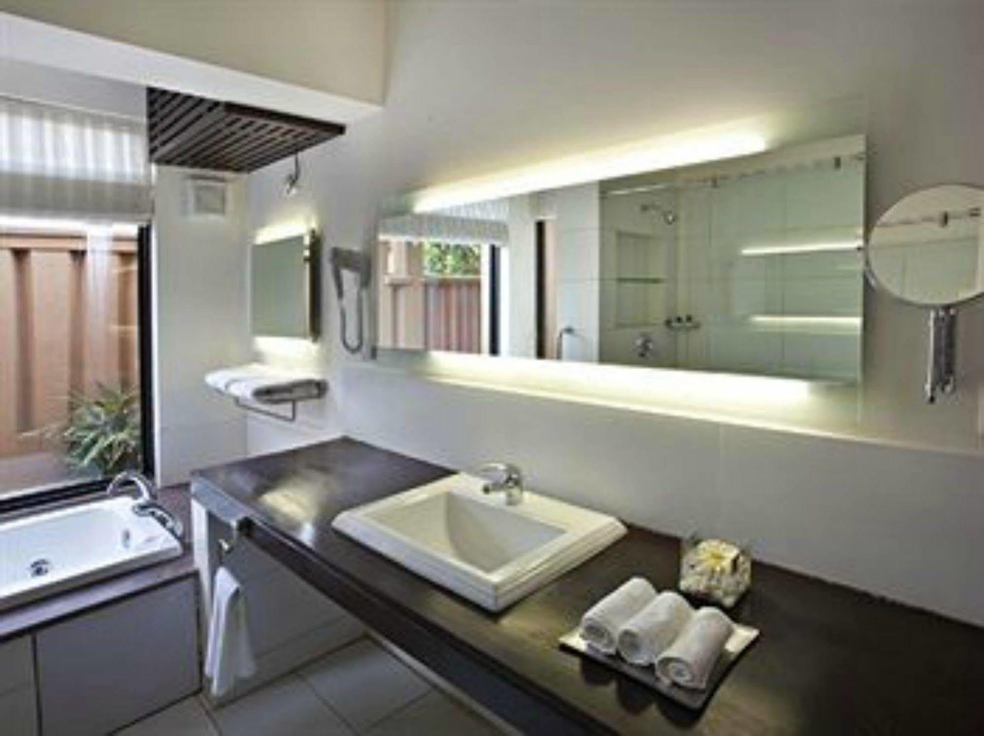 Lemon Tree Hotel, Tarudhan Valley, Manesar Gurgaon Bagian luar foto
