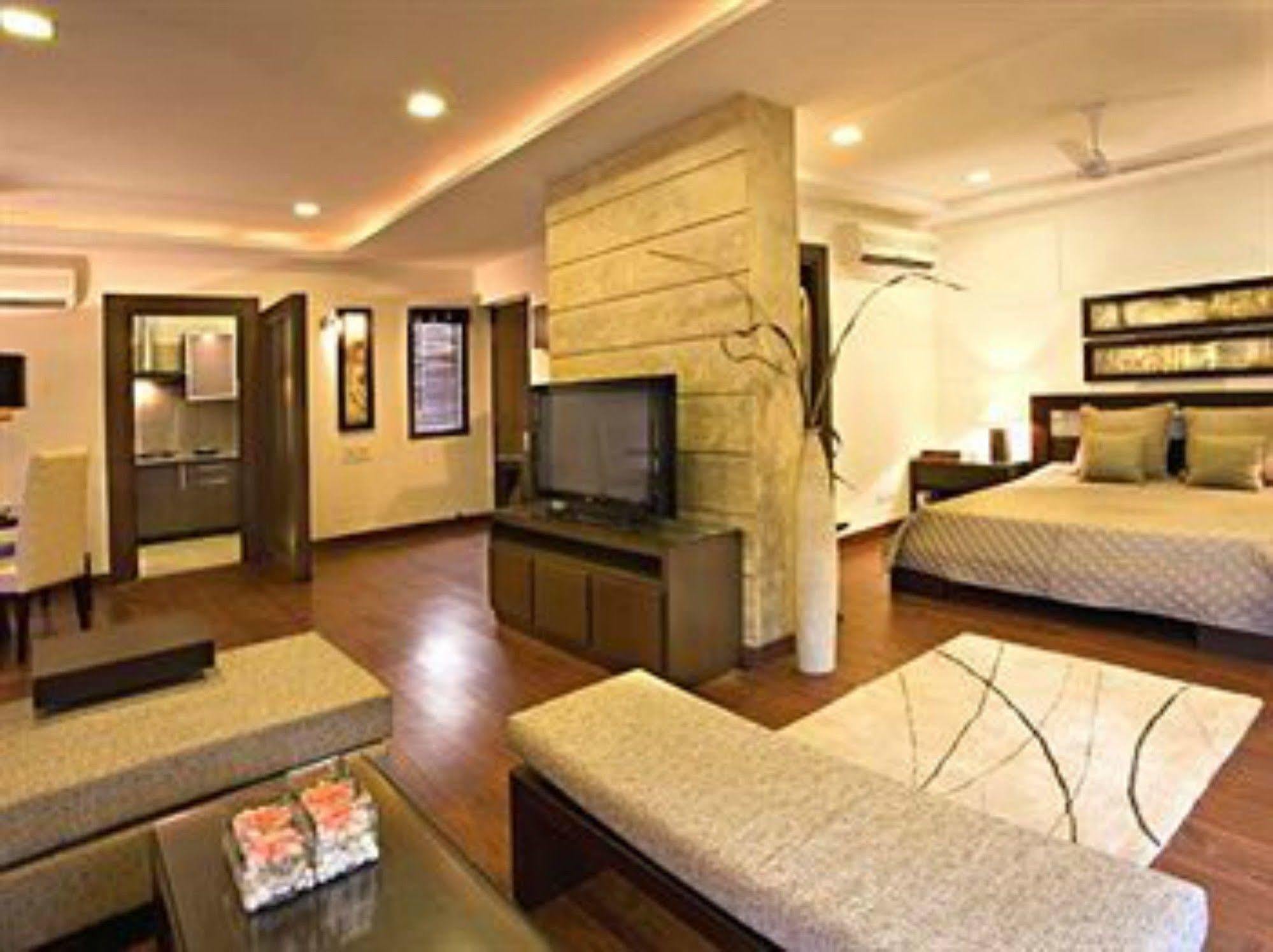 Lemon Tree Hotel, Tarudhan Valley, Manesar Gurgaon Bagian luar foto