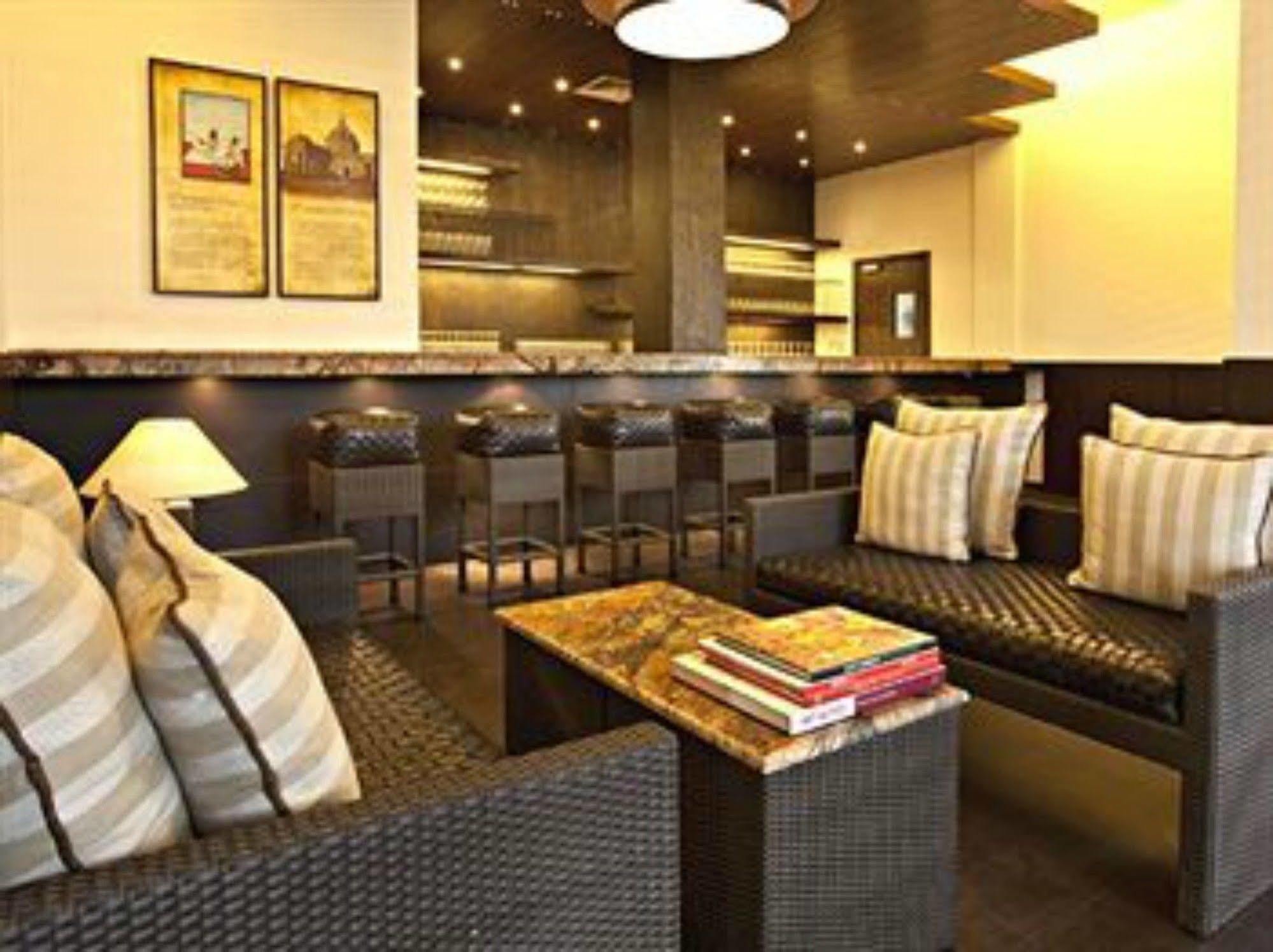 Lemon Tree Hotel, Tarudhan Valley, Manesar Gurgaon Bagian luar foto
