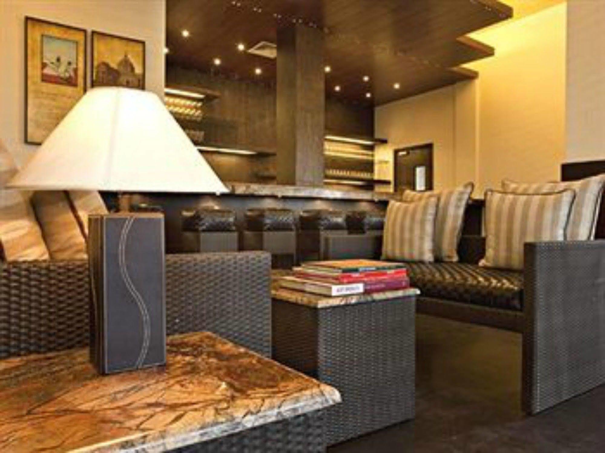 Lemon Tree Hotel, Tarudhan Valley, Manesar Gurgaon Bagian luar foto