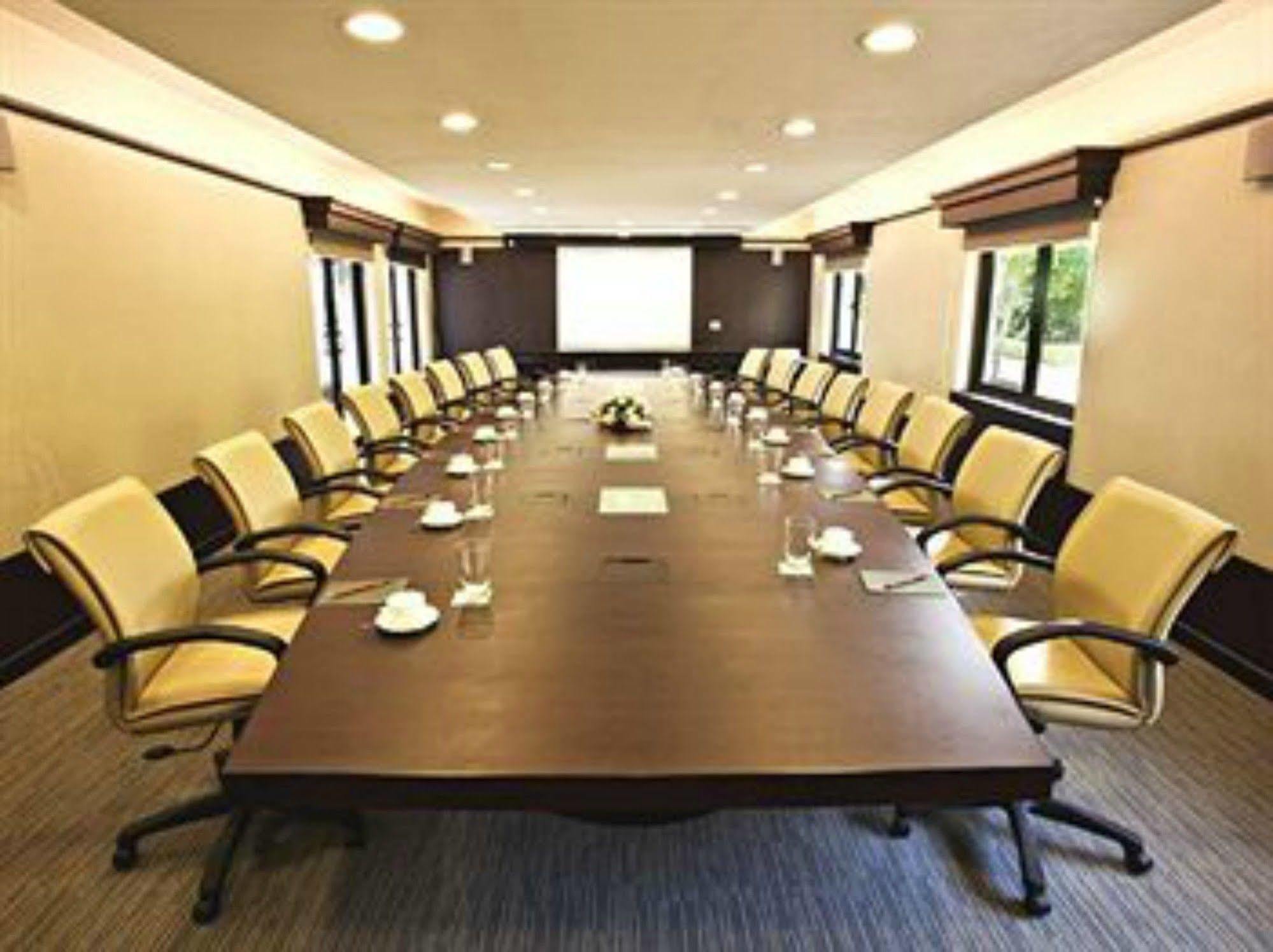Lemon Tree Hotel, Tarudhan Valley, Manesar Gurgaon Bagian luar foto