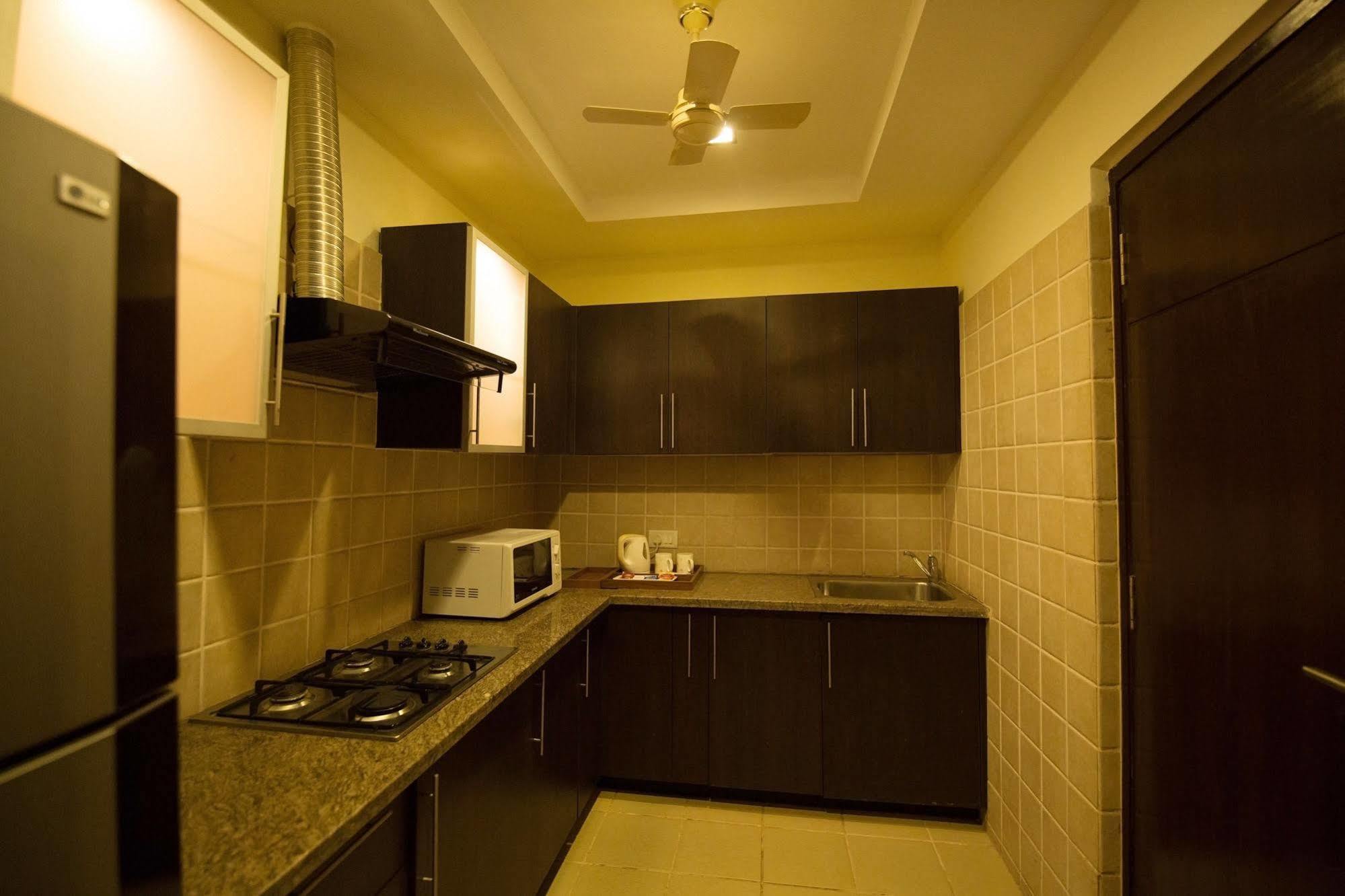 Lemon Tree Hotel, Tarudhan Valley, Manesar Gurgaon Bagian luar foto
