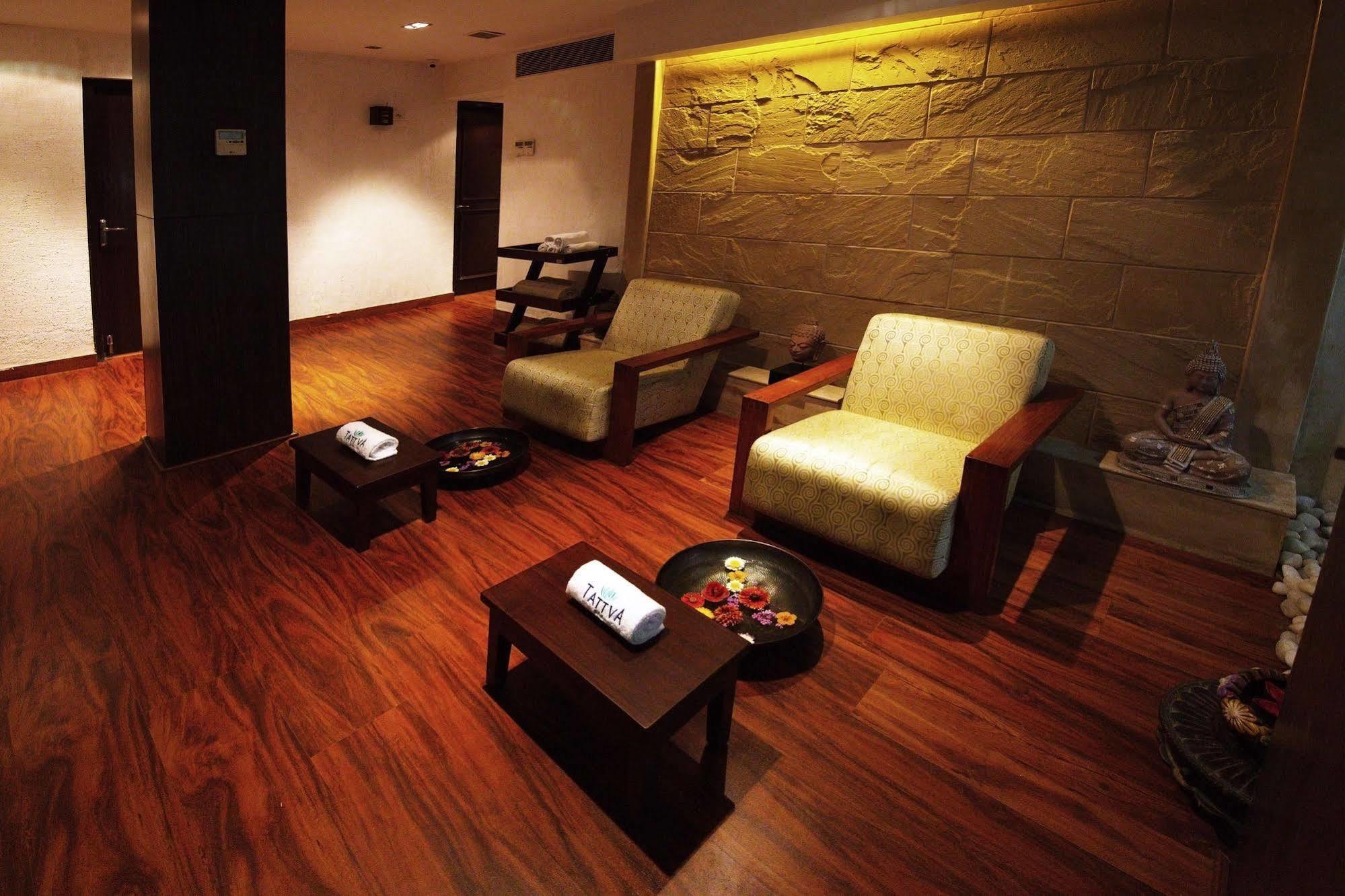 Lemon Tree Hotel, Tarudhan Valley, Manesar Gurgaon Bagian luar foto