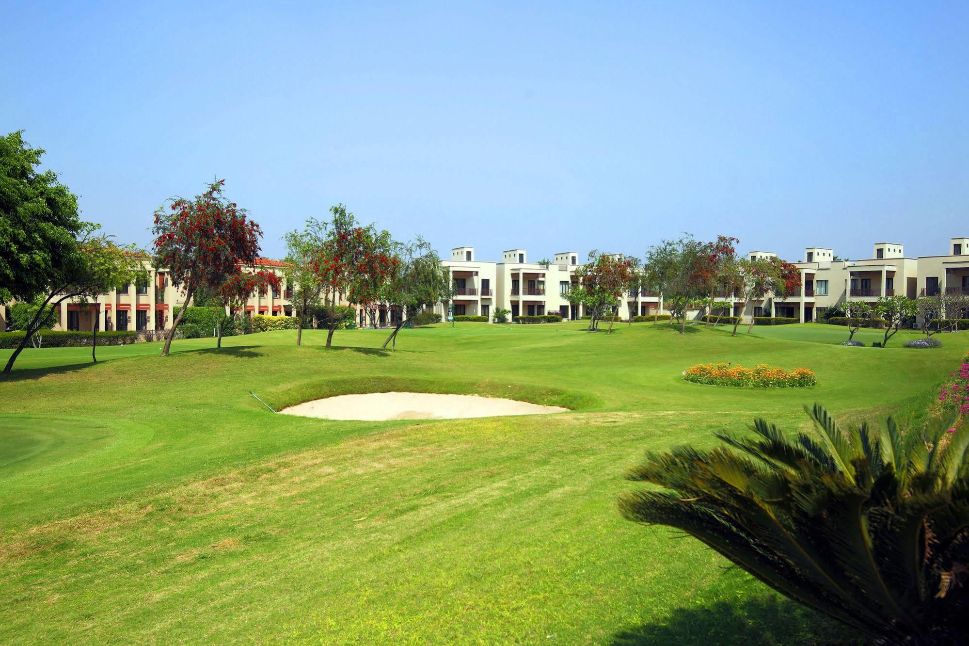 Lemon Tree Hotel, Tarudhan Valley, Manesar Gurgaon Bagian luar foto