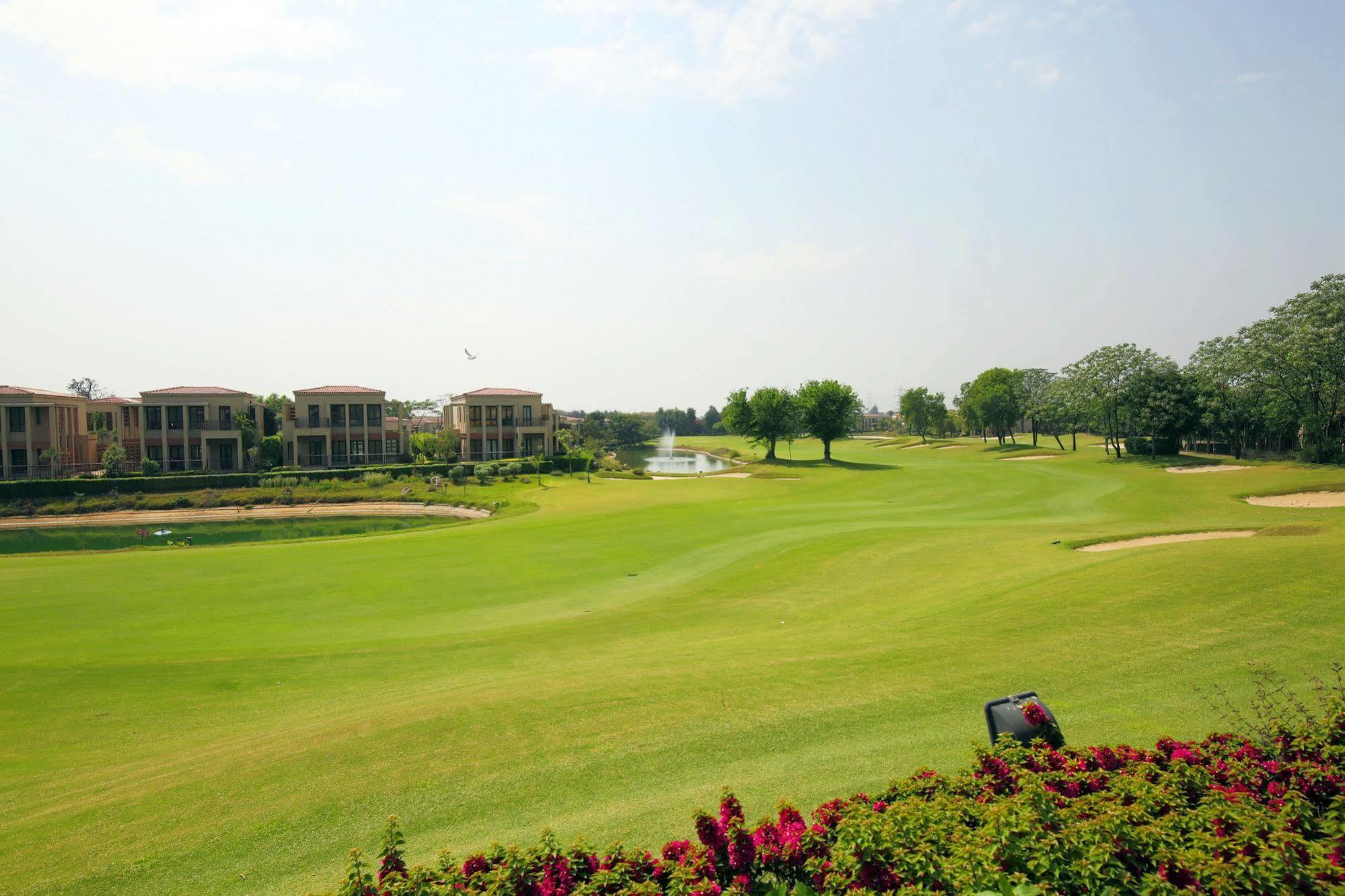 Lemon Tree Hotel, Tarudhan Valley, Manesar Gurgaon Bagian luar foto