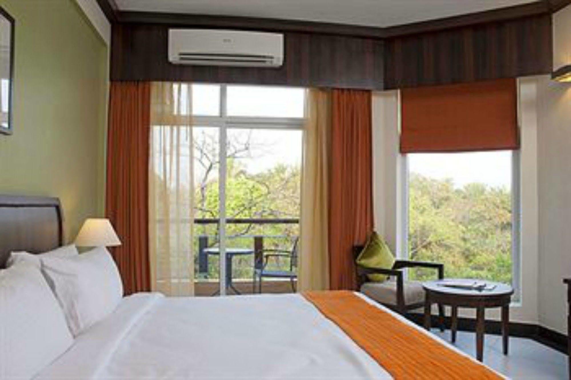 Lemon Tree Hotel, Tarudhan Valley, Manesar Gurgaon Bagian luar foto