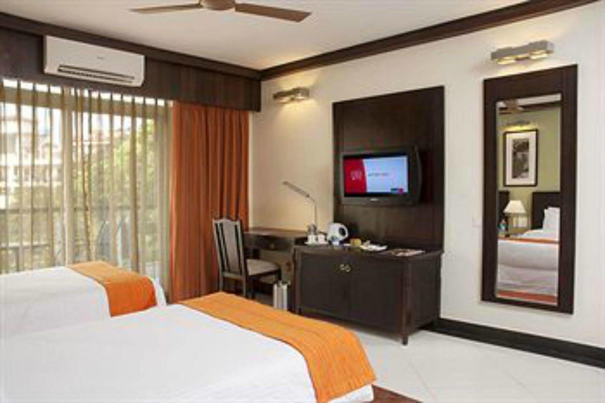 Lemon Tree Hotel, Tarudhan Valley, Manesar Gurgaon Bagian luar foto